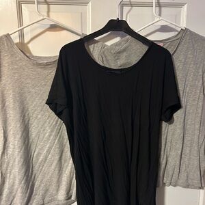 Adrienne Vittadini Black and Gray Short Sleeve Tees